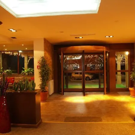 In Emerald شقة *